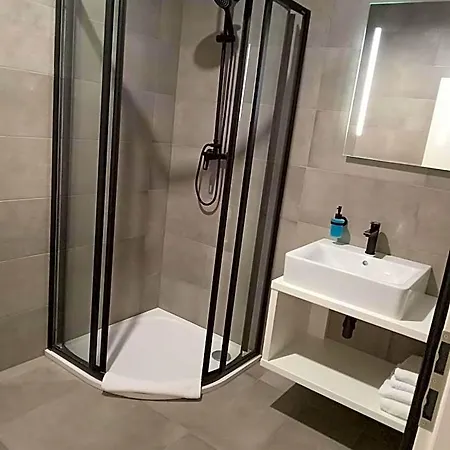 Kapitol 4* מוסט